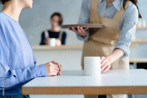 カフェでコーヒーを飲む女性