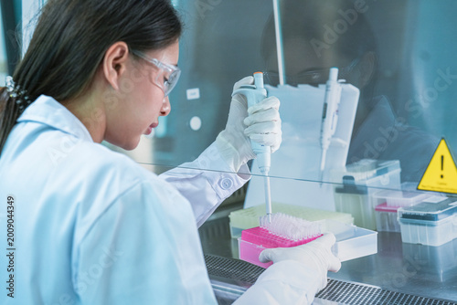 Obraz na płótnie Molecular biologist executing qpcr amplification protocols using micropipette