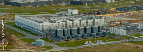 Foto Large-scale data center facility with cooling units, robust power system, and interconnected pipelines that ensure optimal server performance