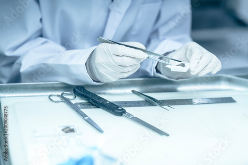фотографія Histopathology technician preparing tissue biopsy for microscopic processing