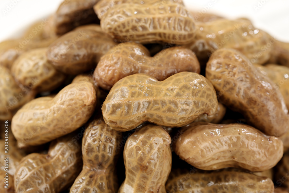 Obraz premium Salted Boiled Peanuts in Shell - Traditional Snack Food for Late Night Dining