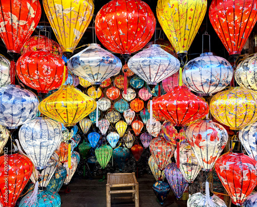 Cuadro en lienzo Hoi An famous colorful oriental lanterns lit and illuminated at night, becoming famous tourist photospot and background