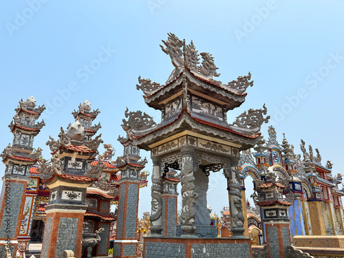 Fotografie Amazing intricate and ornate details of An Bang Cemetery Gate, a huge tomb complex with artistic gates, sculpture, and monuments, in beautiful Vietnamese style