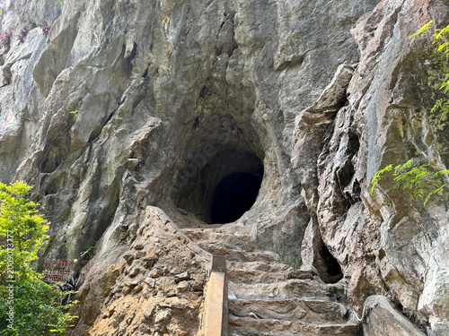Foto Natural rocky cave hole carved by nature inside a giant stone cliff