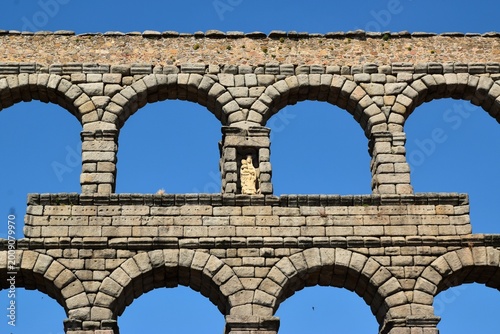 Bild auf Leinwand La statue de la Vierge à l’Enfant dans Les arches de l’aqueduc romain de Ségovie