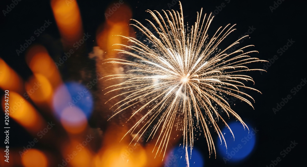 Obraz premium Spectacular fireworks display a burst of golden light against the night sky