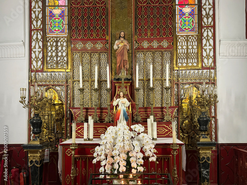 Cuadro en lienzo Holy altar of Jesus Christ with candles and intricate ornaments and engravings, with decorative gothic stained glasses and miniature of holy grails