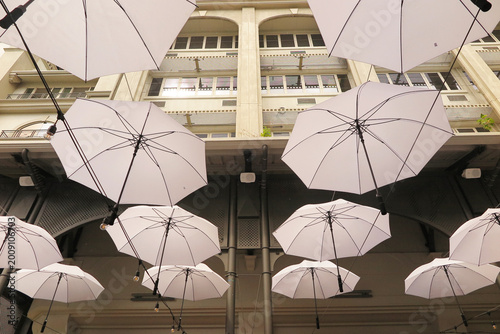 Ombrelli decorativi appesi sul lungomare di Port Louis a Mauritius, Africa orientale.