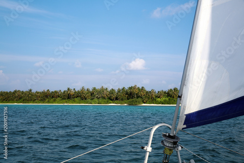 Canvastavla Sailing boat approaching tropical island with palm trees and white beach