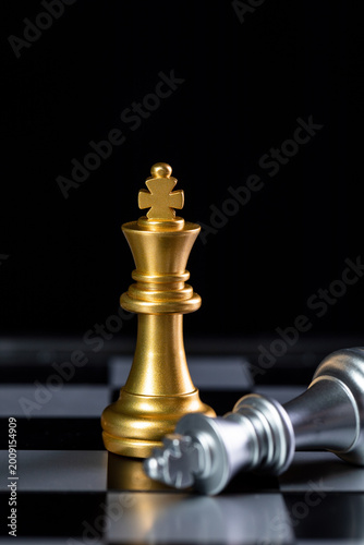 Obraz na plátne Golden king and fallen silver king on chessboard