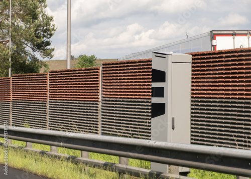 Speed ​​cameras on motorways for traffic monitoring and road safety, automated video surveillance system on motorways for speed regulation and driver compliance.