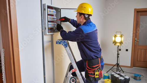 Tableau sur toile electrician at work,
Electrician working on wall-mounted panel