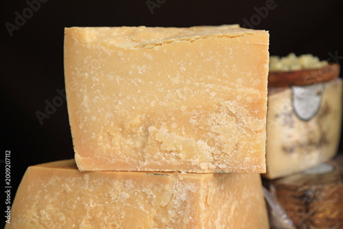 Fotografia queso de oveja viejo apilado para vender en el mercado de una feria popular 4M0A