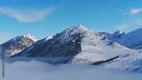 vistas de las montañas nevadas 