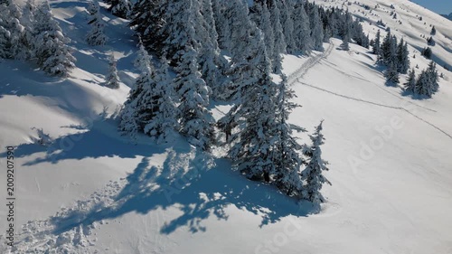 hombre caminando en la nieve con tabla de snowboard