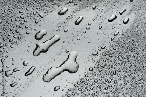 Foto Water droplets on a light, shiny surface