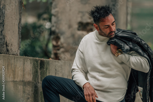 Foto attractive middle-aged model posing in a jacket