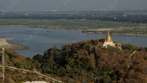 Foto Hilltop Buddhist pagoda above Irrawaddy River in Mandalay, Myanmar