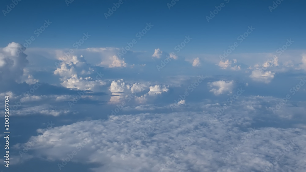 Naklejka premium cumulus clouds, side view from an airplane 