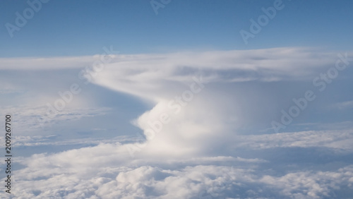 Foto Evening sky with stratus- and cumulus clouds, view from aside