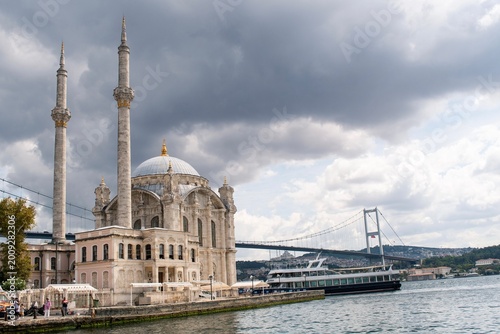 Cuadro en lienzo View of the Ortaköy Mosque and the 15 July Martyrs Bridge in Istanbul, capturing the blend of historical Ottoman architecture and modern infrastructure across the Bosphorus