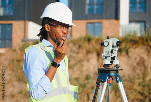 Fotografie African american surveyor communicating on construction site