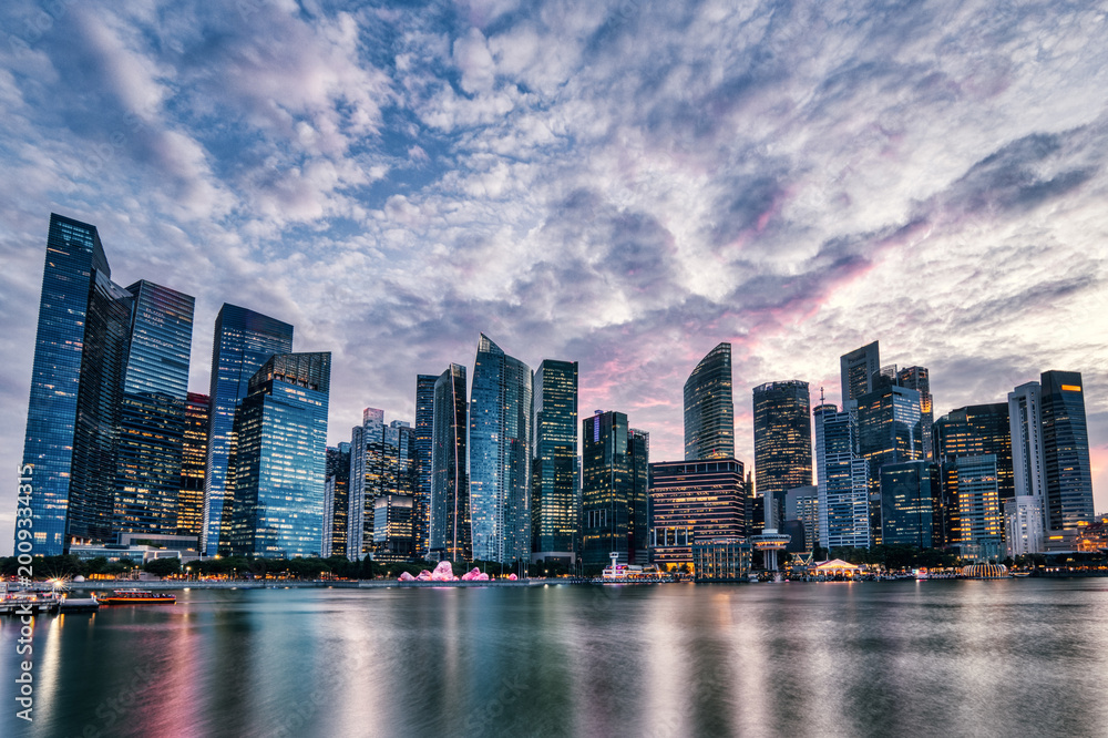 Obraz premium Singapore City Skyline view from Marina Bay at Dusk