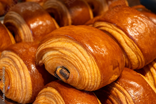Foto French pastry roll pain au chocolat for traditional breakfast, fresh baked in ar