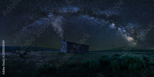Fotografía Isolated Cabin Under Starry Milky Way in Sanabria mountains