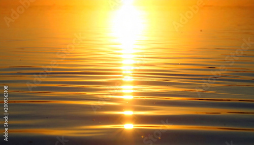 夕陽に照らされる水面