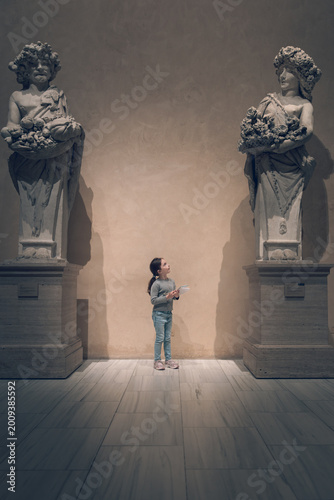 Fotografie little girl and antic culture