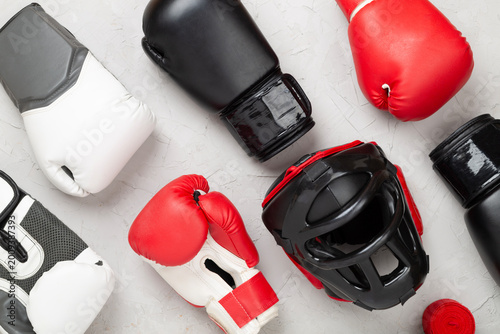 Schilderij op canvas Boxing helmet and gloves on concrete background, top view.