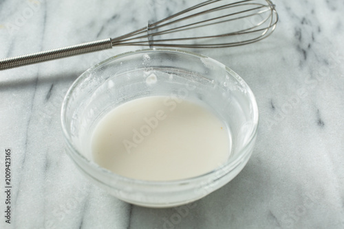Fotografía A view of a glass bowl of corn starch slurry.