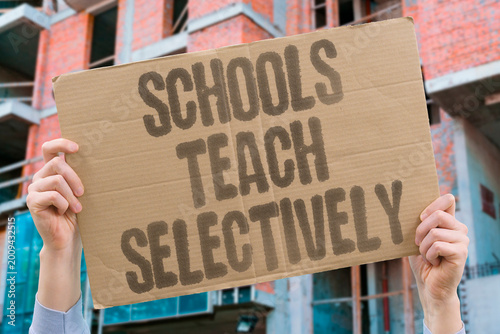 Foto "Schools Teach Selectively" Educational systems filter historical content to align student understanding with state-approved interpretations