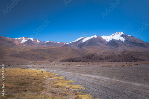 Foto Dramatic geological rock formations and volcanic mountains in the Bolivian Andes