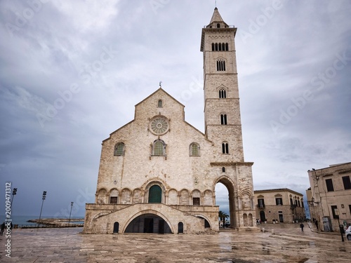 Quadro su tela Trani, Italy - April 15, 2026: West front of Cattedrale di Trani  or Trani Cathe