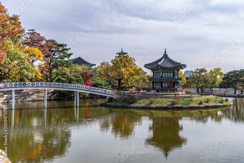 Foto Beautiful Autumn Scenery of Hyangwonjeong Pavilion in Gyeongbokgung Palace, Seou