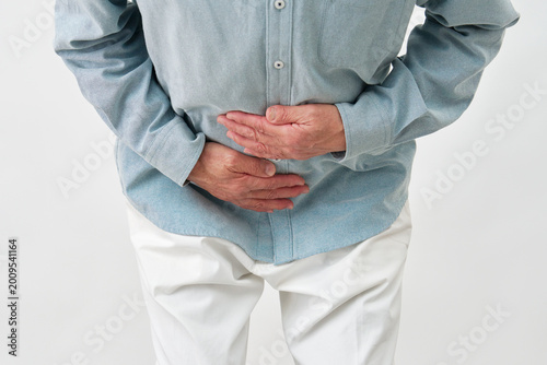 Foto 白背景で腹痛の男性　顔無し