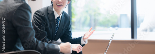 Tableau sur toile オフィスラウンジで商談する営業社員の法人提案ビジネスイメージ　不動産や士業などの少し堅い仕事のイメージ　顔無しのバナー