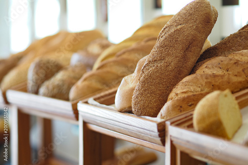 Foto Fresh bread displayed on wooden shelves in a bakery