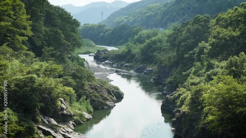 埼玉県長瀞町の荒川、緑の山並みと岩場に囲まれた夏の渓谷風景4K映像