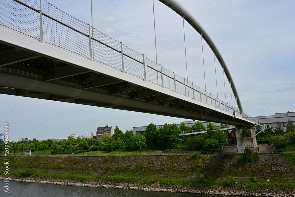 Fototapeta premium Stabbogen Hafenbrücke in Gewerbegebiet Neuss, Deutschland