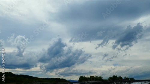 荒れ模様の空の風景