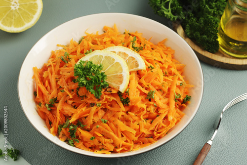Schilderij op canvas Salad Carrotes rapees - traditional French dish made of carrots