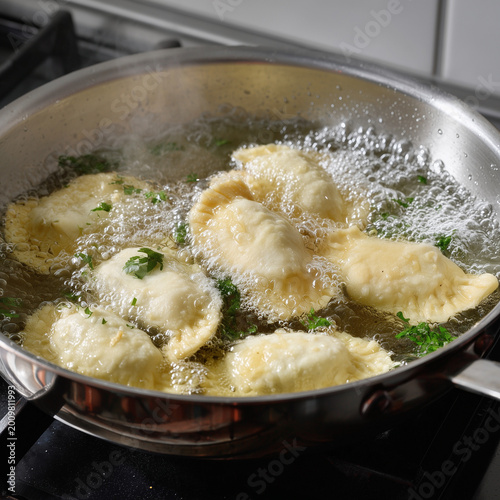 Gefüllte Teigtaschen im heißen Öl oder Wasser Pelmeni/Maultaschen, Küche, Kochen, osteuropäisch & mediterran inspiriert, hausgemacht, knusprig, Foodfotografie, Copyspace