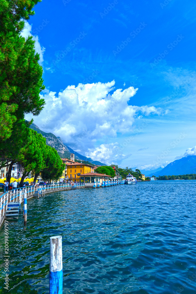 Obraz premium Blick von der Strandpromenade in Lovere auf den Lago d'Iseo und die Alpen