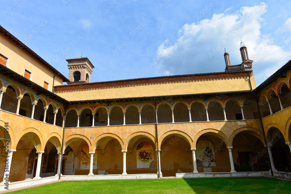 Fototapeta premium Historischer Renaissance-Kreuzgang im Kloster San Cristo in Brescia (Italien)