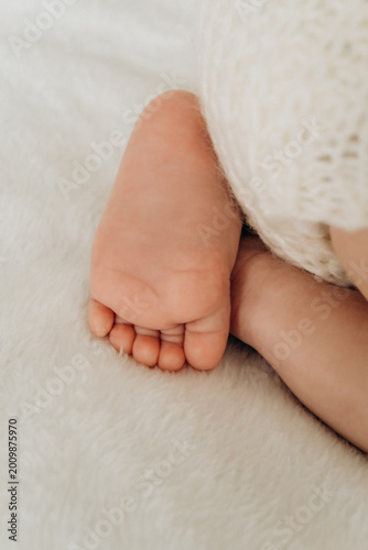 Canvastavla baby's legs in close-up, macro photos,