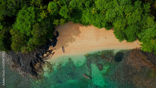 Принти на полотні Tropical island paradise, aerial view of pristine sandy beach, lush green jungle foliage, and crystal-clear turquoise ocean water, perfect for travel and vacation themes