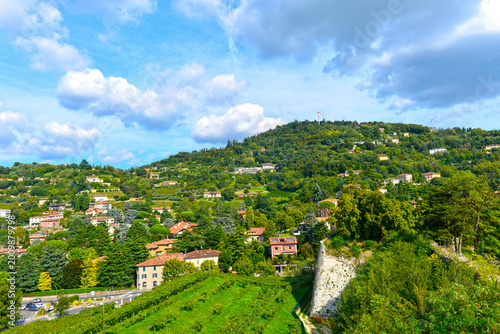 Malerischer Panoramablick vom Castello auf die Stadt Brescia und die Alpen